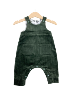 Latzhose aus Cord grün