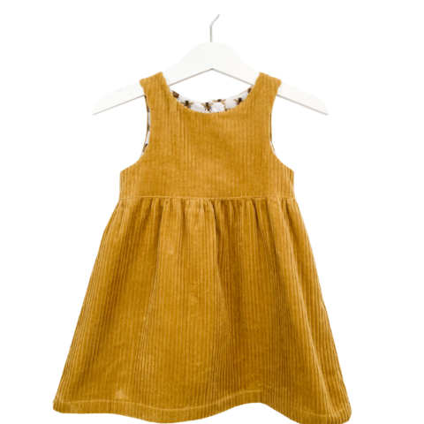 Babykleid aus Baumwoll-Cord mit Knopfleiste im Rückenteil und gezogenem Rock