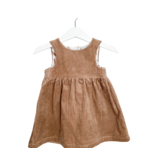 Babykleid aus Baumwoll-Cord mit Knopfleiste im Rückenteil und gezogenem Rock