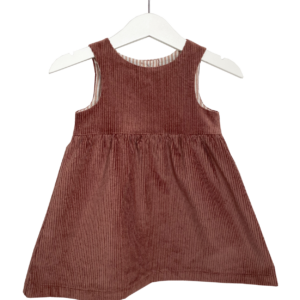 Babykleid aus Baumwoll-Cord mit Knopfleiste im Rückenteil und gezogenem Rock