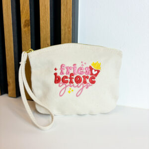 Tasche mit Reißverschluss, mit Stickerei "fries before guys" in der Farbe natur