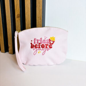 Tasche mit Reißverschluss, mit Stickerei "fries before guys" in der Farbe rosa