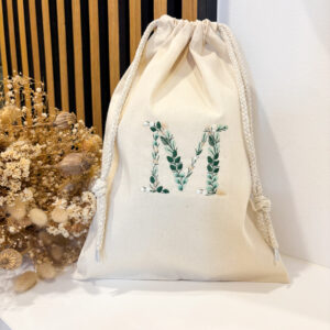 Geschenkebeutel in der Farbe creme mit Buchstaben bestickt in Blumenoptik