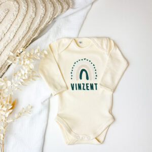 Babybody mit langen Ärmel, bestickt mit Regenbogen und Namen, Farbe beige