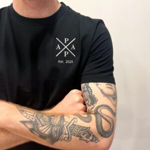 T-Shirt unisex mit Stickerei "PAPA" und Personalisierung Farbe: schwarz
