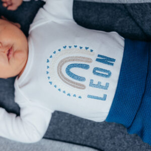 Babybody mit langen Ärmel, bestickt mit Regenbogen und Namen, Farbe weiß