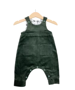 Latzhose aus Cord grün
