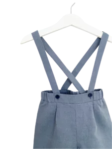 Bundfaltenhose mit Hosenträger zum verstellen. Bund über hinten mit Gummizug. Material: Leinen