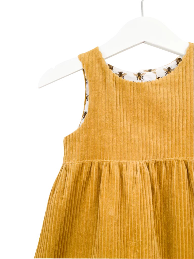 Babykleid aus Baumwoll-Cord mit Knopfleiste im Rückenteil und gezogenem Rock