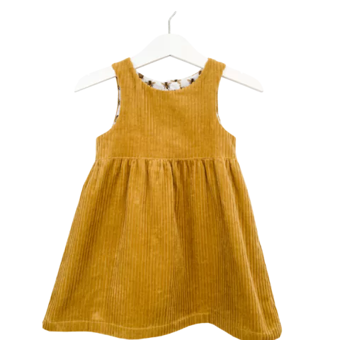 Babykleid aus Baumwoll-Cord mit Knopfleiste im Rückenteil und gezogenem Rock