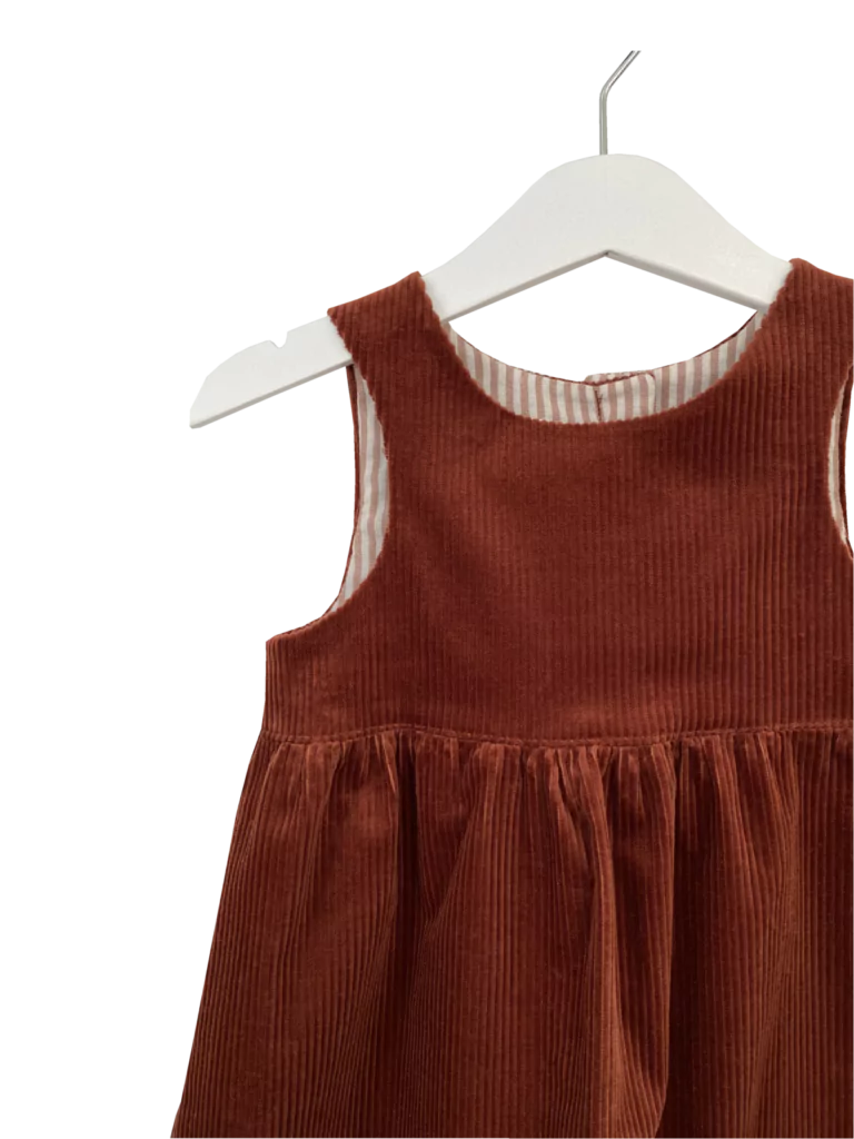 Babykleid aus Baumwoll-Cord mit Knopfleiste im Rückenteil und gezogenem Rock