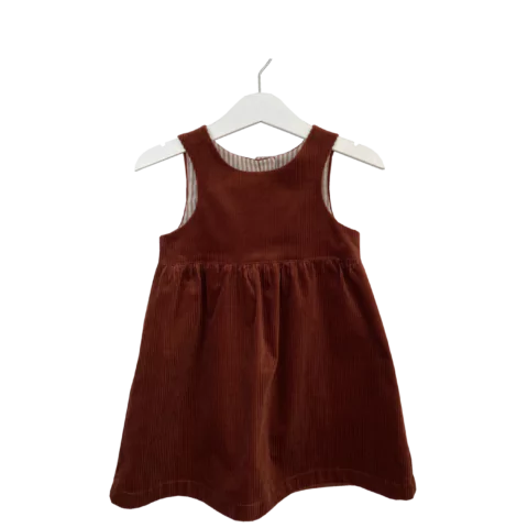 Babykleid aus Baumwoll-Cord mit Knopfleiste im Rückenteil und gezogenem Rock