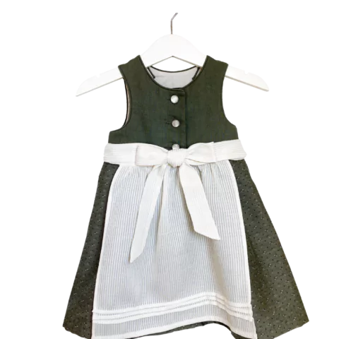 Babydirndl aus boliv-farbenen Leinenoberteil mit passepoilliertem Ausschnitt und 3 Knöpfe. Oliv-farbener Leinenrock gemustert mit Falten. Schürze ist creme-farben mit Bund und Bänder zum binden.