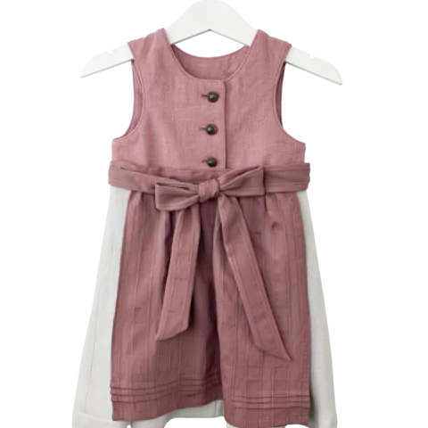 Babydirndl aus rosa-farbenen Leinenoberteil mit passepoilliertem Ausschnitt und 3 Knöpfe. Einfärbig beiger Rock mit Falten. Schürze ist einfärbig altrosa mit Bund und Bänder zum binden.