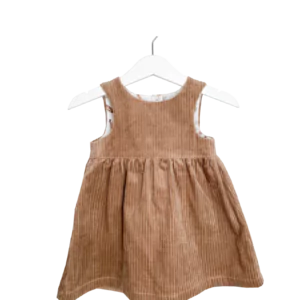 Babykleid aus Baumwoll-Cord mit Knopfleiste im Rückenteil und gezogenem Rock
