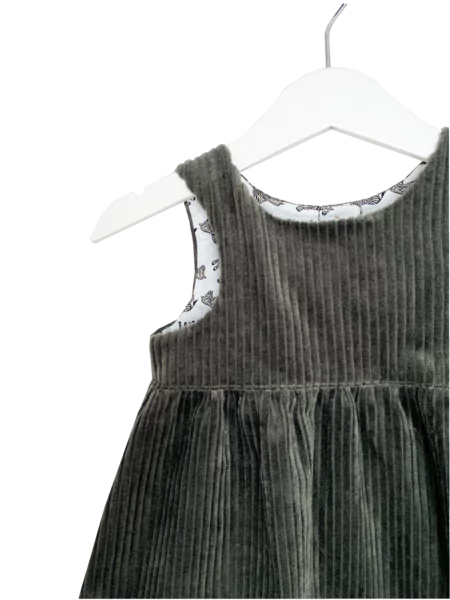 Babykleid aus Baumwoll-Cord mit Knopfleiste im Rückenteil und gezogenem Rock