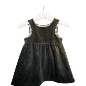 Babykleid aus Baumwoll-Cord mit Knopfleiste im Rückenteil und gezogenem Rock