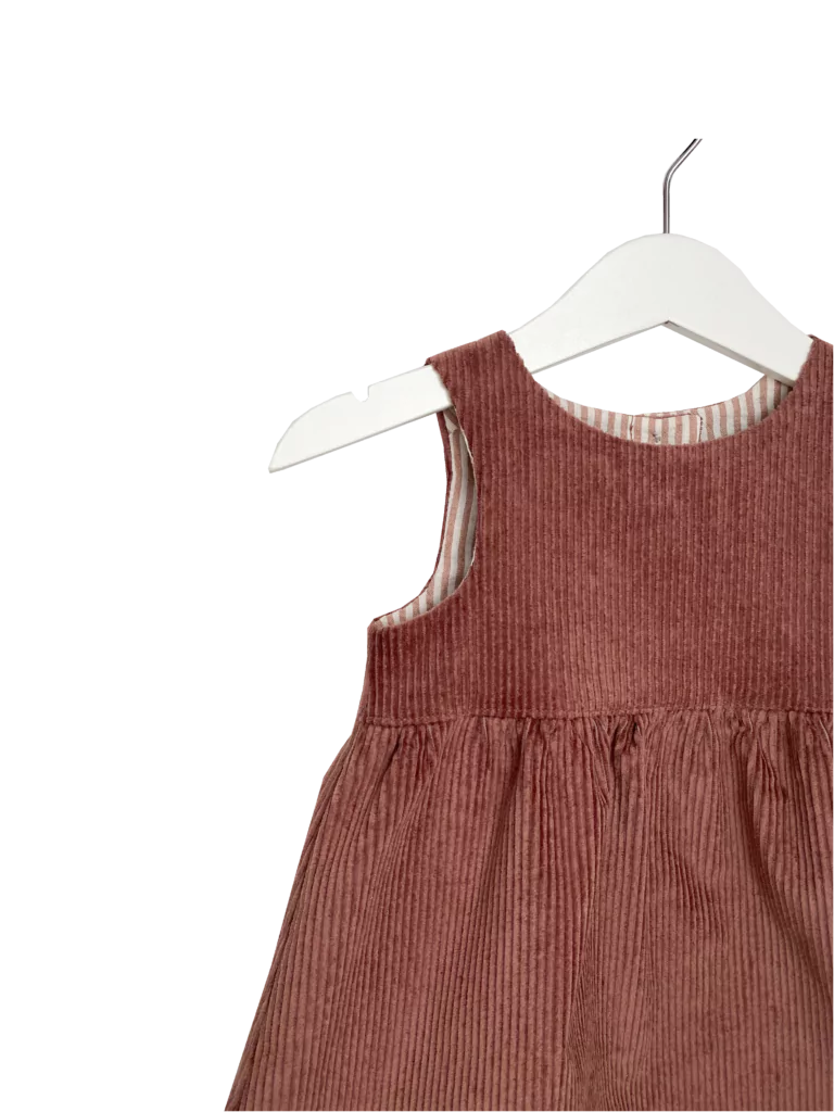 Babykleid aus Baumwoll-Cord mit Knopfleiste im Rückenteil und gezogenem Rock