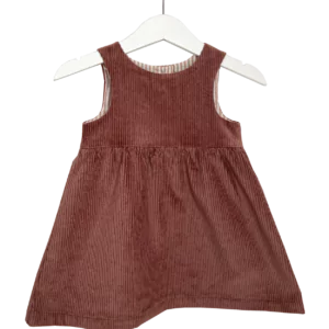 Babykleid aus Baumwoll-Cord mit Knopfleiste im Rückenteil und gezogenem Rock
