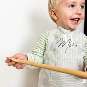 Kinderkochschürze aus österreichischem Leinen für Kinder ab 2,5 Jahre. Stickerei: Mini-Meisterkoch/köchin