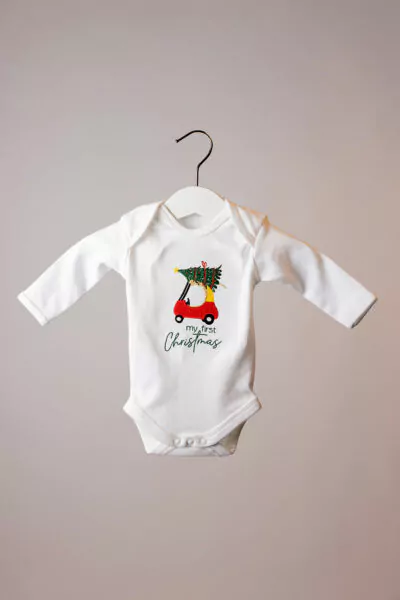 Babybody "my first Christmas" mit Einkaufsauto und Weihnachtsbaum