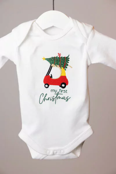 Babybody "my first Christmas" mit Einkaufsauto und Weihnachtsbaum