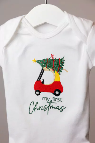 Babybody "my first Christmas" mit Einkaufsauto und Weihnachtsbaum