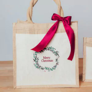 Jute Geschenktasche Merry Christmas groß mit Weihnachtskranz und Masche