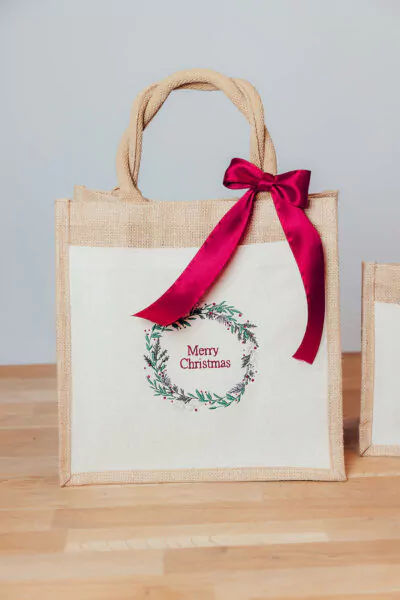 Jute Geschenktasche Merry Christmas groß mit Weihnachtskranz und Masche