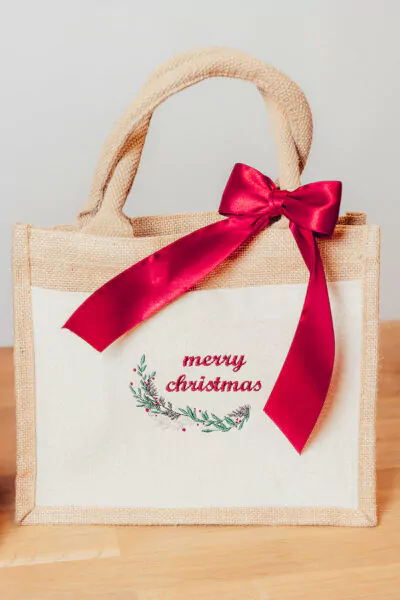 Jute Geschenktasche Merry Christmas klein mit Weihnachtszweig und Masche