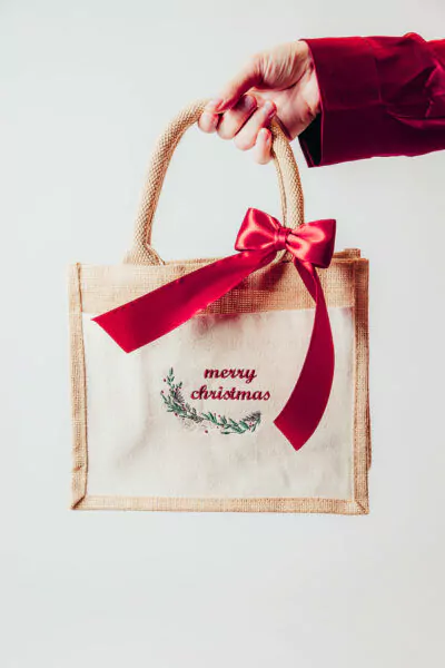 Jute Geschenktasche Merry Christmas klein mit Weihnachtszweig und Masche