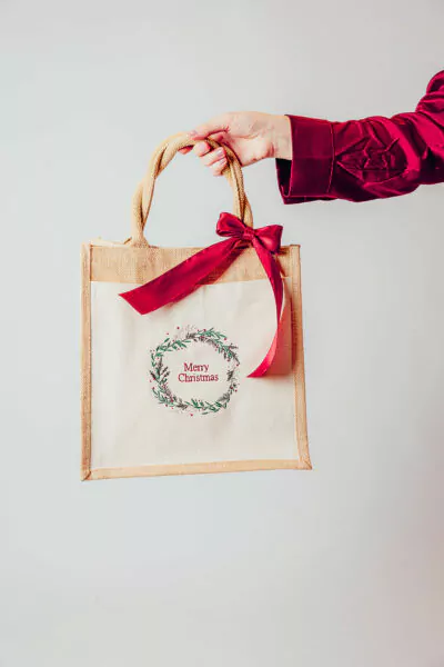 Jute Geschenktasche Merry Christmas groß mit Weihnachtskranz und Masche