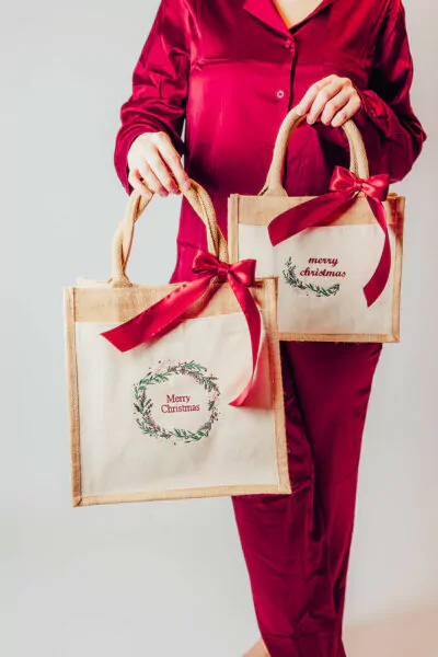 Jute Geschenktasche Merry Christmas mit Weihnachtskranz und Masche