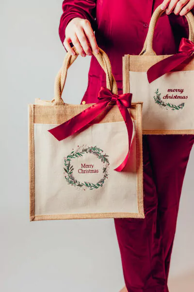 Jute Geschenktasche Merry Christmas mit Weihnachtskranz und Masche