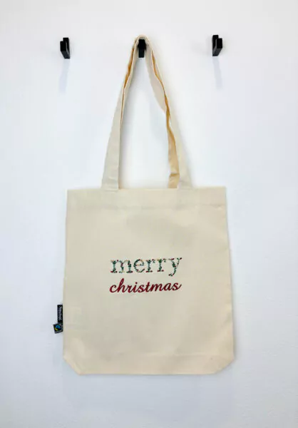 Einkaufstasche aus Bio-Baumwolle in der Farbe natur mit Bestickung "merry christmas"