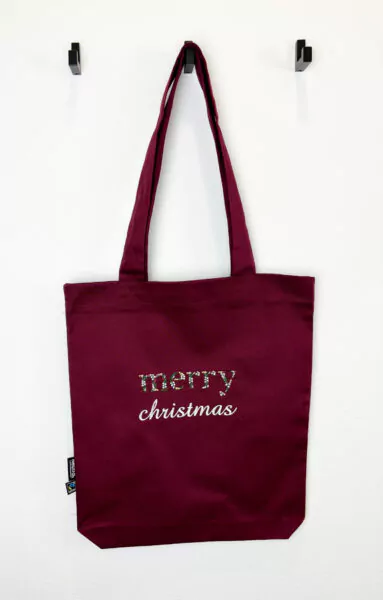 Einkaufstasche aus Bio-Baumwolle in der Farbe bordeaux mit Bestickung "merry christmas"