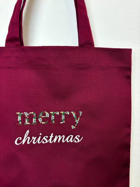 Einkaufstasche aus Bio-Baumwolle in der Farbe bordeaux mit Bestickung "merry christmas"