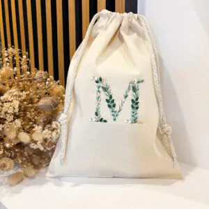 Geschenkebeutel in der Farbe creme mit Buchstaben bestickt in Blumenoptik
