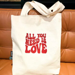Einkaufstasche aus Bio-Baumwolle in der Farbe natur mit Bestickung "all you need is love"