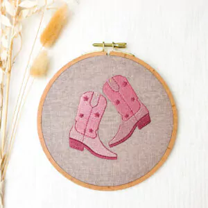 Stickrahmen Bild groß zum aufhängen mit Stickerei "cowboy boots" in rosa