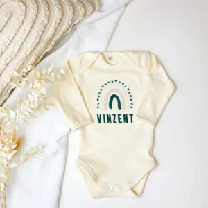 Babybody mit langen Ärmel, bestickt mit Regenbogen und Namen, Farbe beige