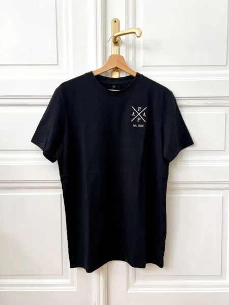 T-Shirt unisex mit Stickerei "PAPA" und Personalisierung Farbe: schwarz