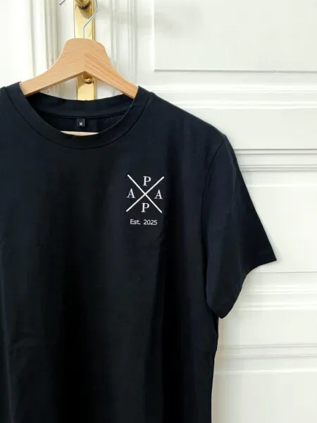 T-Shirt unisex mit Stickerei "PAPA" und Personalisierung Farbe: schwarz