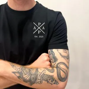 T-Shirt unisex mit Stickerei "PAPA" und Personalisierung Farbe: schwarz