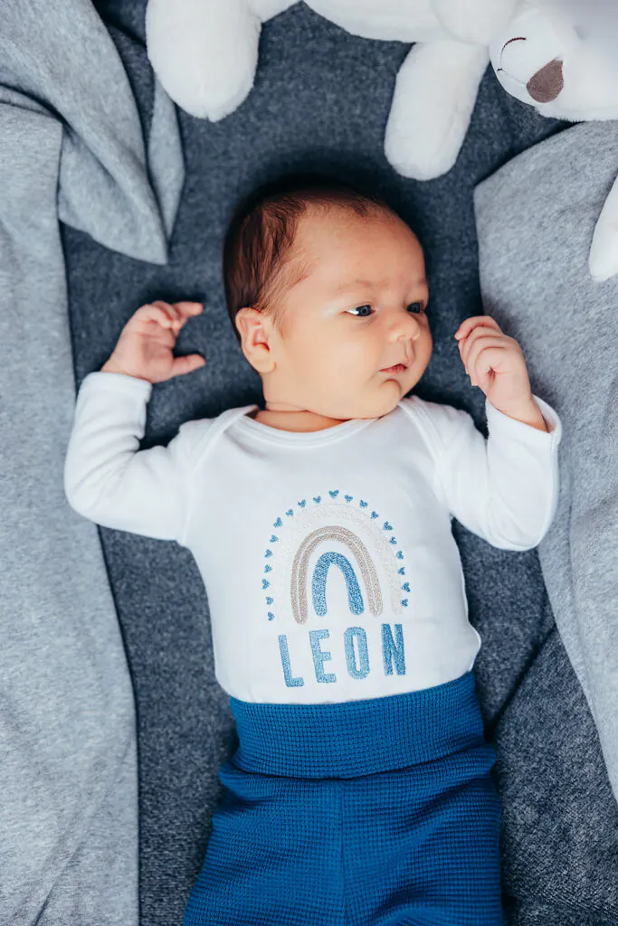 Babybody mit langen Ärmel, bestickt mit Regenbogen und Namen, Farbe weiß