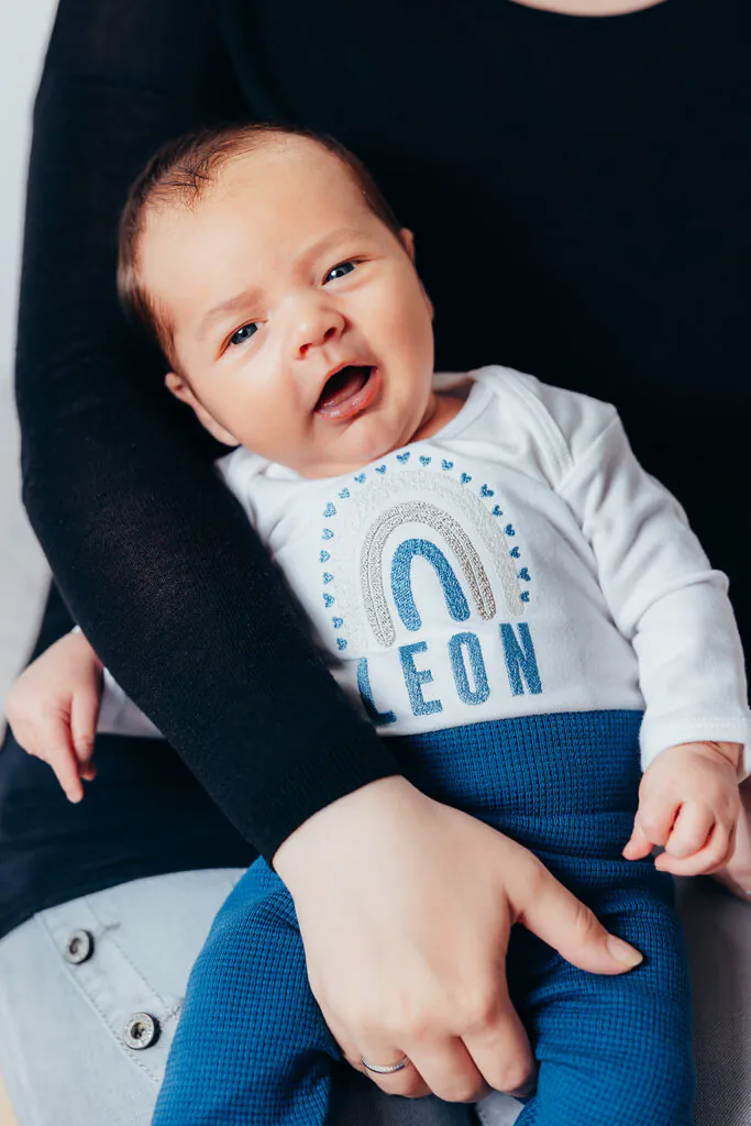 Babybody mit langen Ärmel, bestickt mit Regenbogen und Namen, Farbe weiß