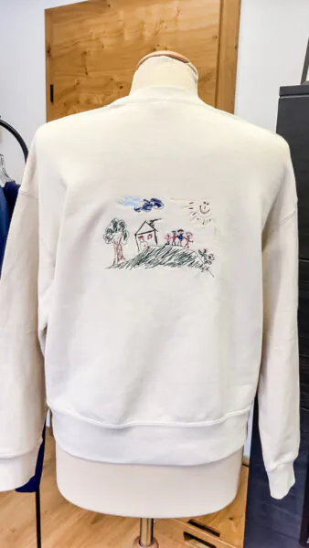 Pulli personalisiert mit der eigenen Kinderzeichnung als Stickerei für Mama und Papa, unisex aus Bio-Baumwolle in der Farbe ecru