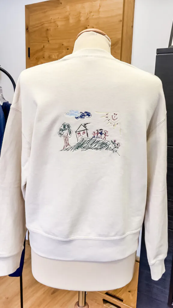 Pulli personalisiert mit der eigenen Kinderzeichnung als Stickerei für Mama und Papa, unisex aus Bio-Baumwolle in der Farbe ecru