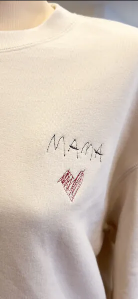 Pulli personalisiert mit der eigenen Kinderzeichnung als Stickerei für Mama und Papa, unisex aus Bio-Baumwolle in der Farbe ecruPulli personalisiert mit der eigenen Kinderzeichnung als Stickerei für Mama und Papa, unisex aus Bio-Baumwolle in der Farbe ecru