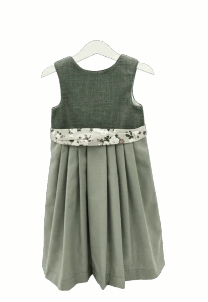 Kinderdirndl in verschiedenen grün-Tönen mit geblümter Schürze. Rückenansicht
